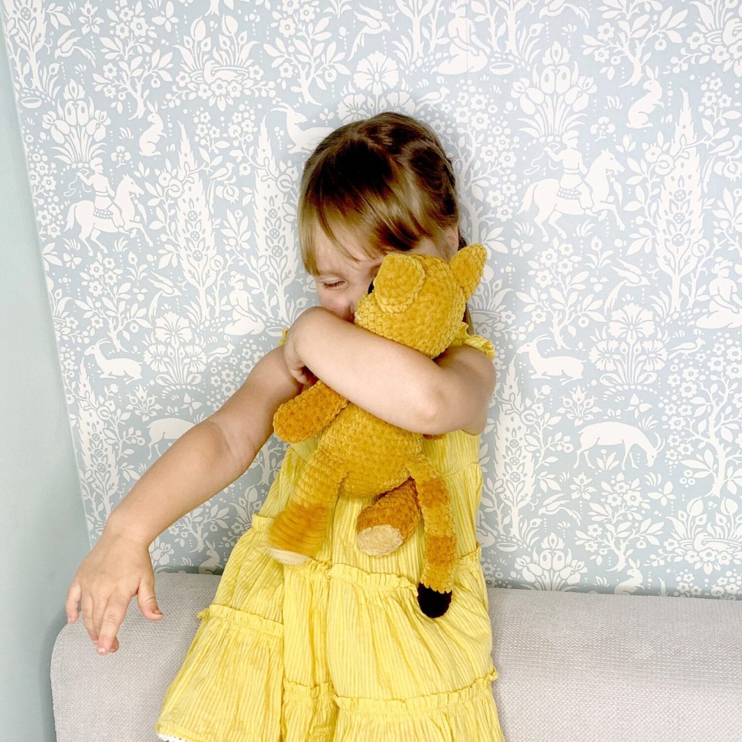 Ein Mädchen mit dem Plüschtier Katze Schlecki Leckermaul